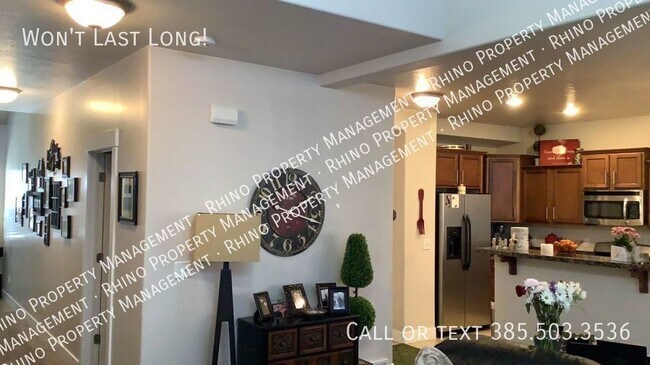 Building Photo - 3 Bed/3.5 Bath End Unit Townhouse in Sandy