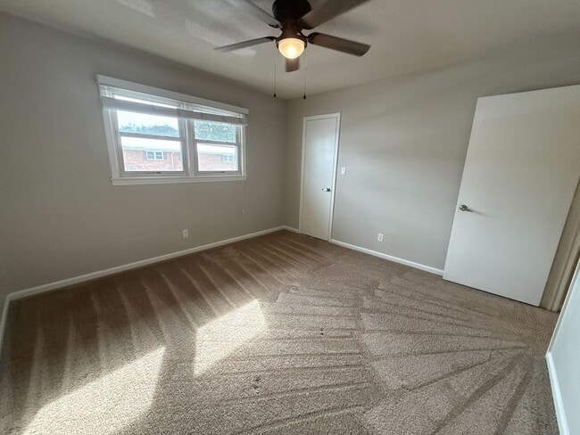 Building Photo - 121 Western Villa Dr