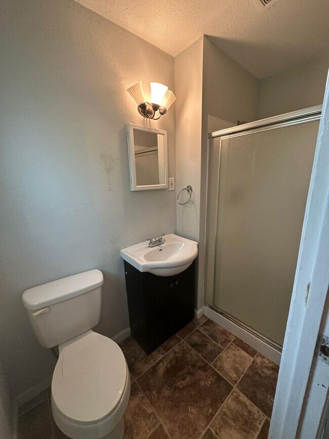 Building Photo - 4 bedroom 2 bath