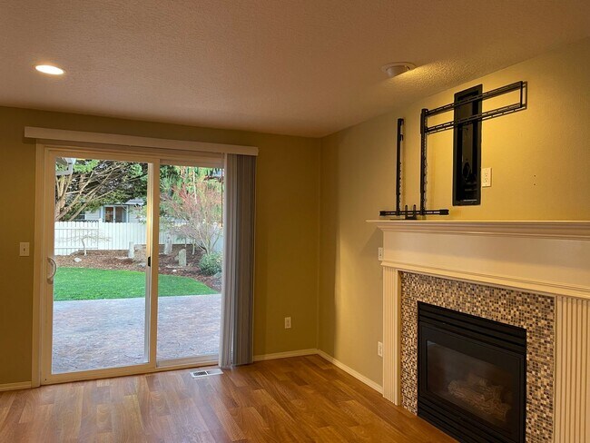 Building Photo - Adorable 4 Bedroom 2.5 Bath Home in Fisher's Landing! Fully Fenced Backyard! Mountain View High S...