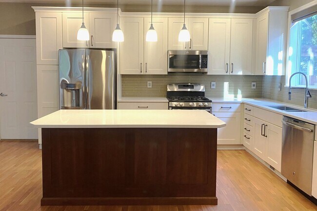 Building Photo - Beautiful Sherwood Home backs to Greenspac...