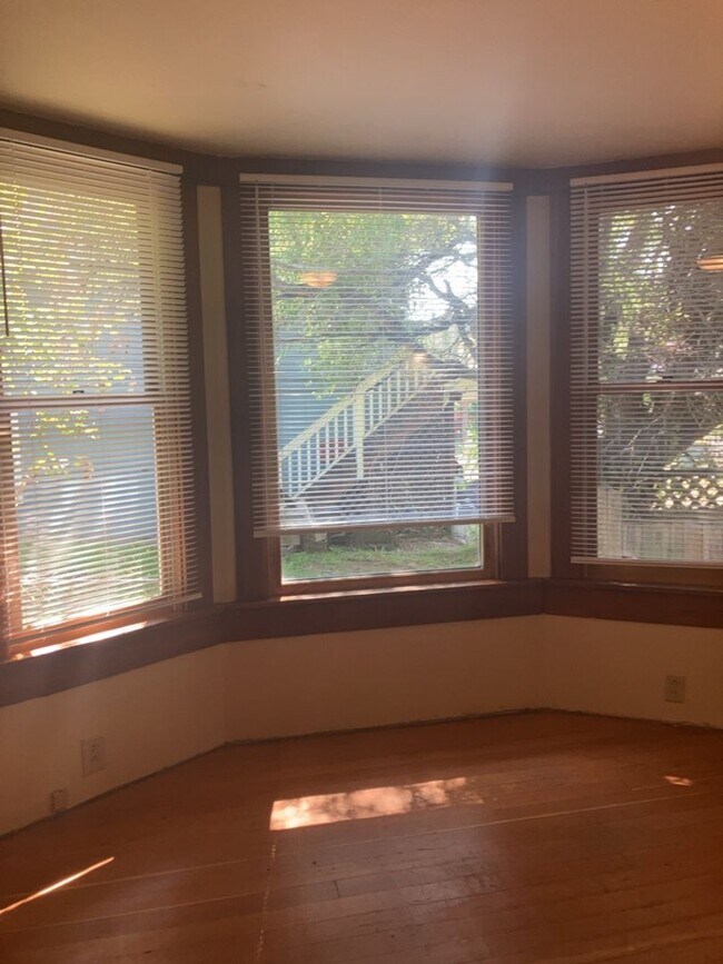 Building Photo - Walk to WWU- Character Home!!!