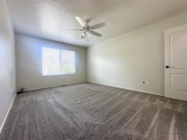 Building Photo - Charming Murray upstairs unit