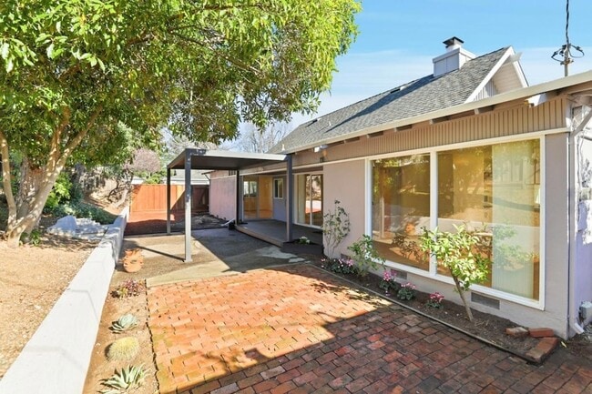 Building Photo - 1201 Weymoth Dr