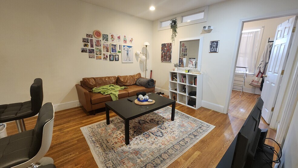 Building Photo - 19 Thatcher St