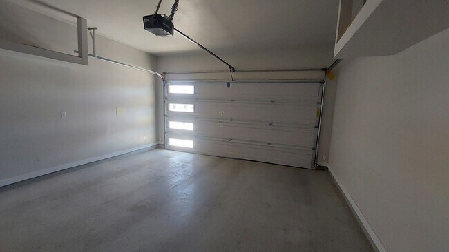 Building Photo - Beautiful 4 bedroom 2.5 bathroom home! READY NOW