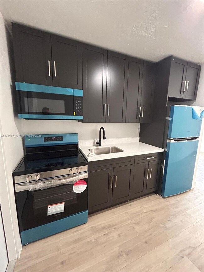 Building Photo - 2 bedroom in Dania FL 33004