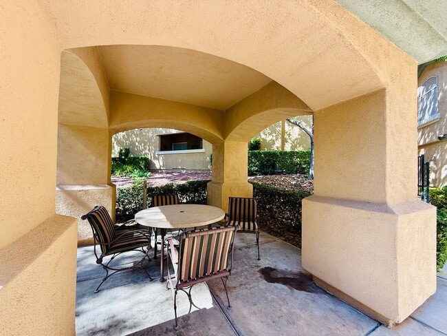 Building Photo - Enjoy resort-style living in this stylish ...