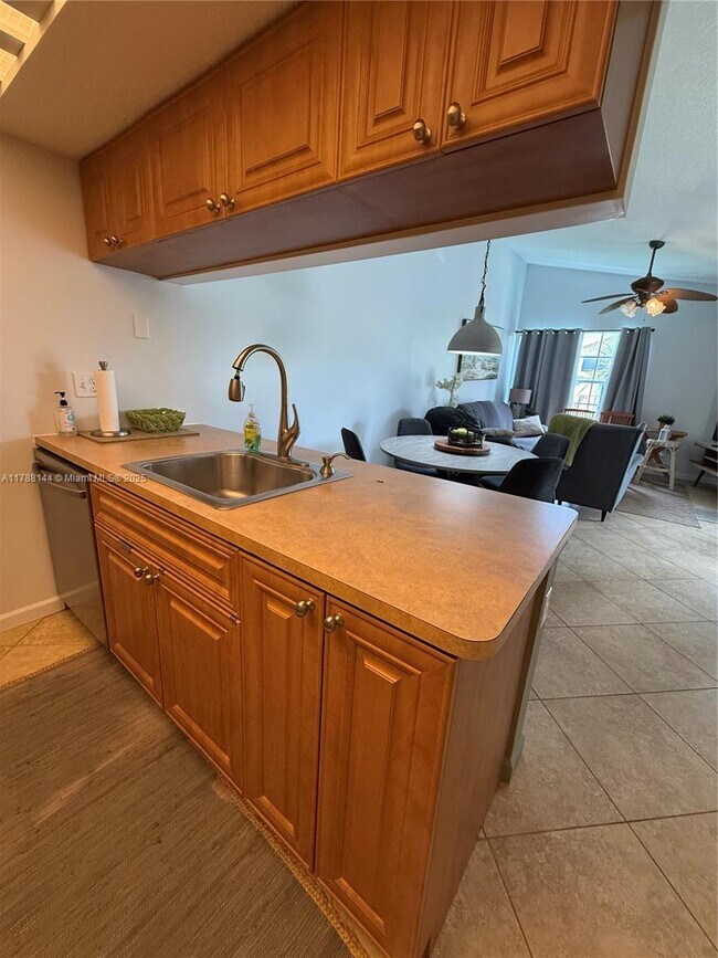 Building Photo - 559 Waterside Dr