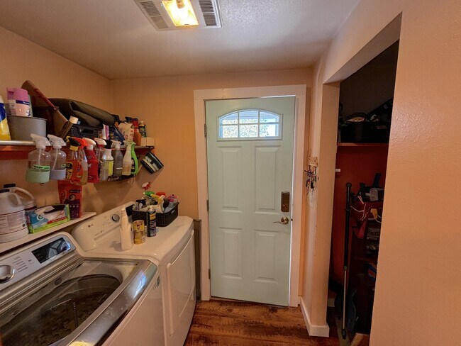 Building Photo - 580 W Abajo Dr