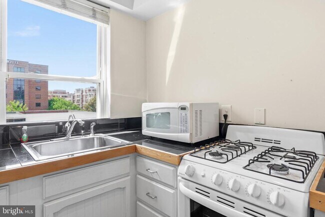 Building Photo - 2130 N St NW