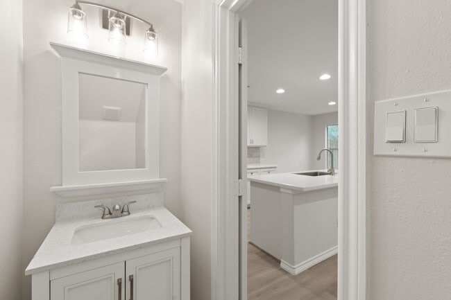 Building Photo - 7 Marble Rock Pl