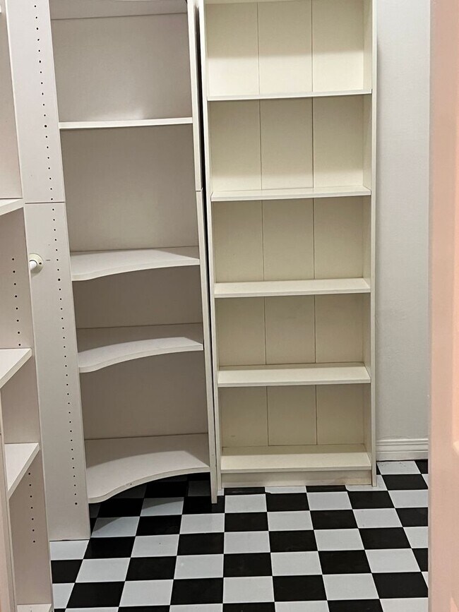 Building Photo - Cabrini 2 bedroom townhome