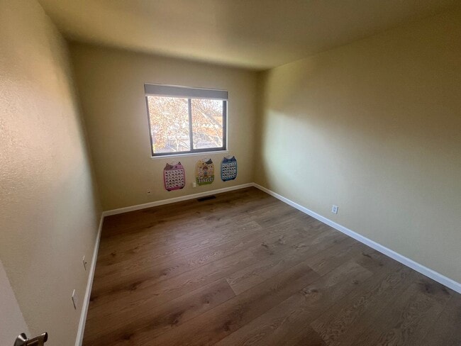 Building Photo - Beautiful 3 bed 2.5 bath Townhouse in Campbell with AC. This is a must see.