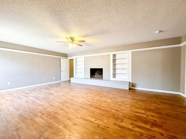 Building Photo - Large Home Preleasing for Summer 2025!