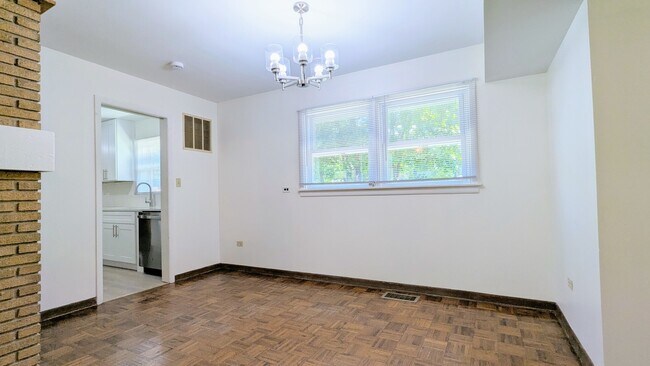 Building Photo - 2030 Crestwood Ln