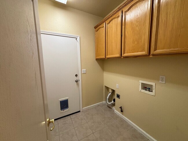 Building Photo - Three Bedroom Two Bathroom Home - Refriger...
