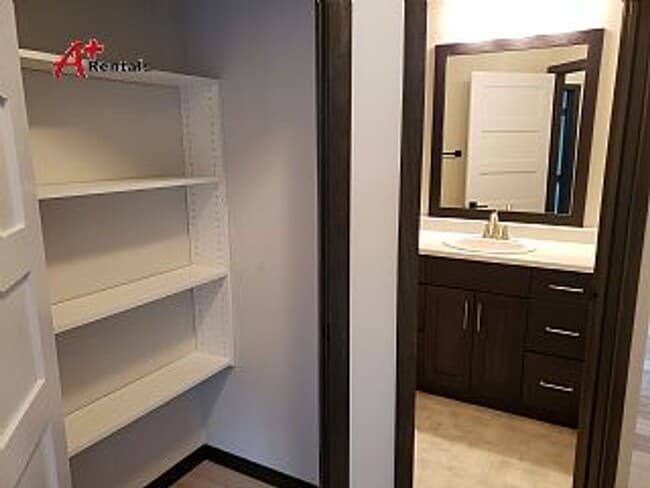 Building Photo - Three bedroom two bathroom Twin home w/ triple garage