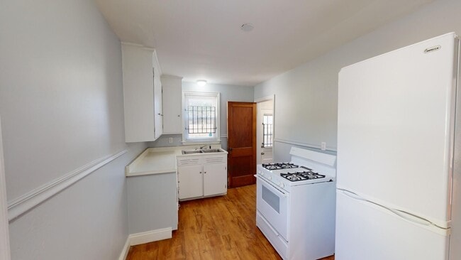 Building Photo - 1040 E Gates St