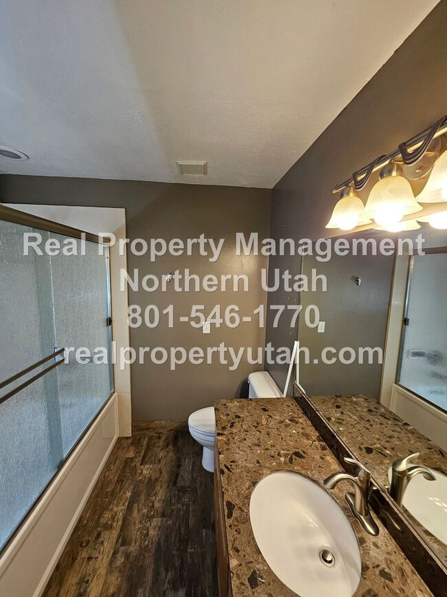 Building Photo - Stunning 7 Bedroom Home in West Point Avai...
