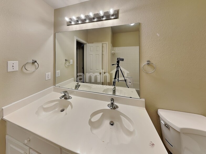 Building Photo - 2430 Fieldcrest Dr