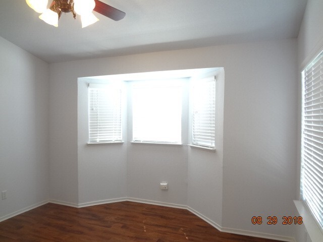 Building Photo - Beautiful 3 bedroom 2 1/2 bath Town-House Coming Soon!