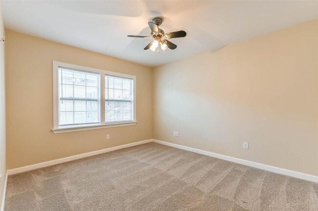 Building Photo - 11 Lyncrest Dr