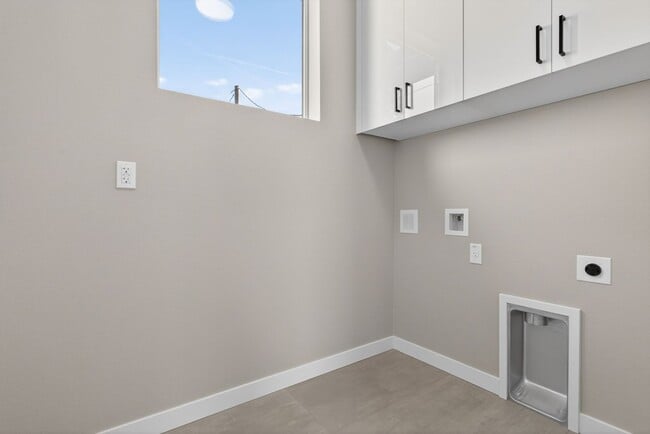 Building Photo - 10907 SE Home Ave