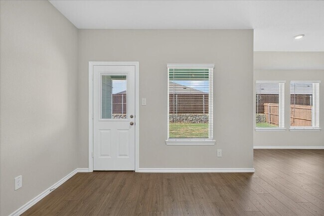 Building Photo - 717 Sweet Pea Dr