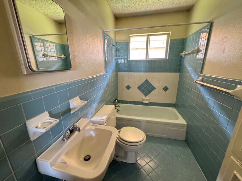 Building Photo - 806 Safady Ave