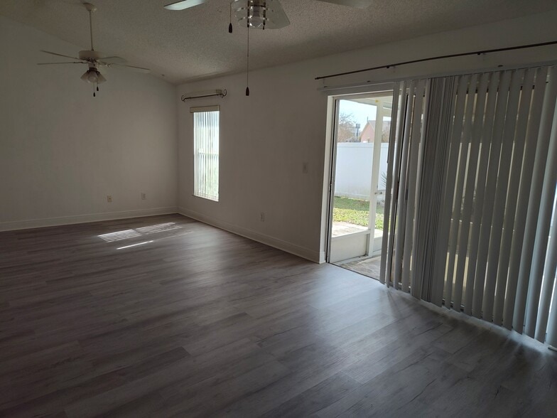 Building Photo - 5202 Oceanside Ct