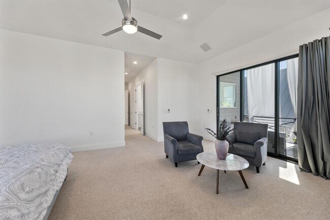 Building Photo - 6101 Florencia Ln