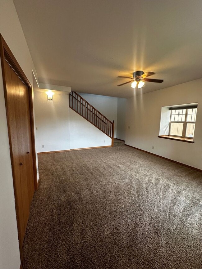 Building Photo - Beautiful 4 bedroom Home located in Centra...