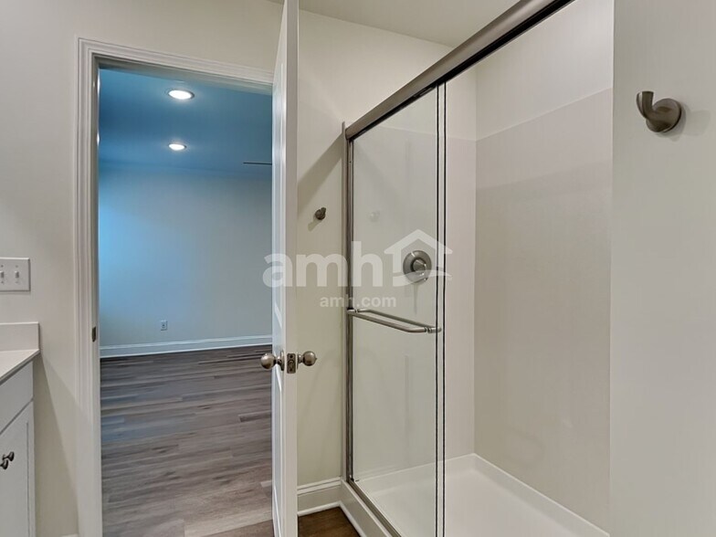 Building Photo - 6075 Rosemore Ln