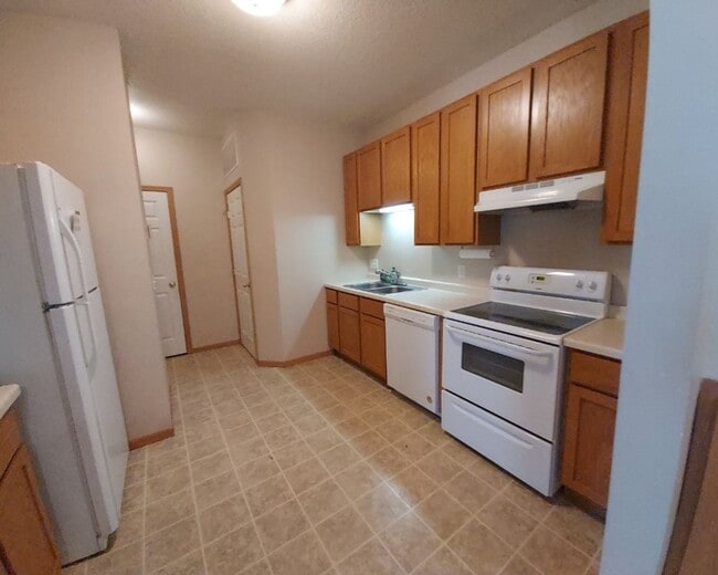 Building Photo - Nice 3 Bedroom 1.5 Bathroom Townhome in Hu...