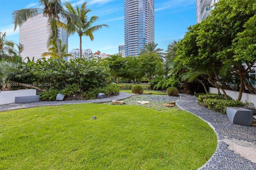 Building Photo - 950 Brickell Bay Dr