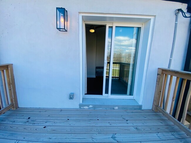 Building Photo - FOR RENT - 2BR/2.5BA Townhome