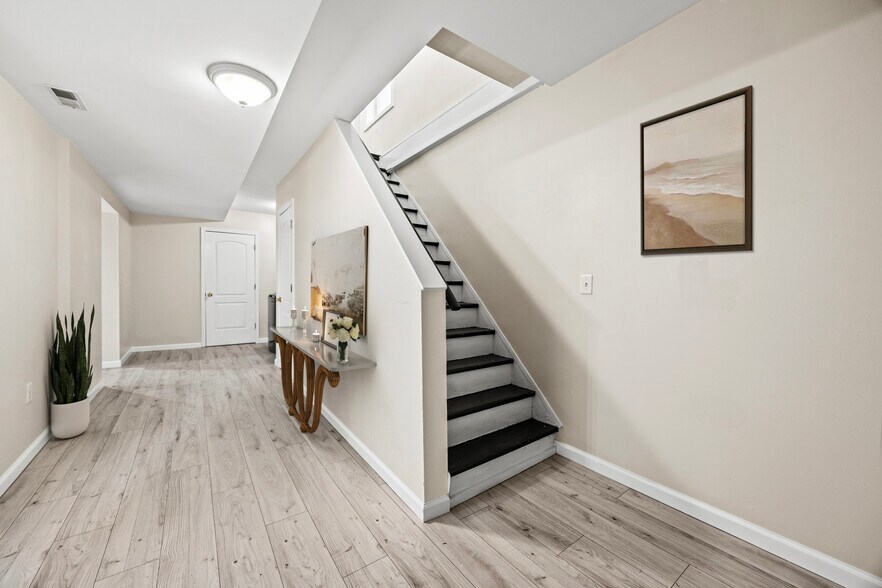 Building Photo - 20 School St