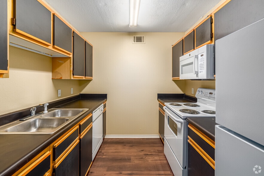 The Academic 2BR, 1BA - 860SF - Kitchen - Mountain View Apartments