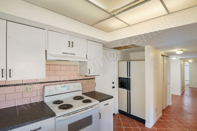 Building Photo - SPACIOUS 3 BEDROOM HOME