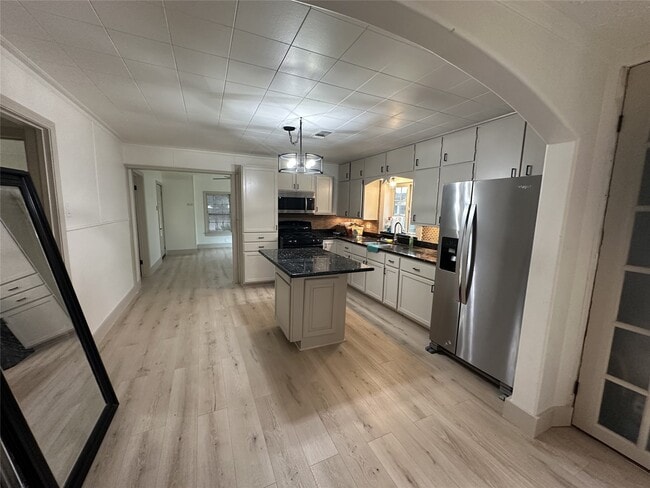 Building Photo - 1747 5th St