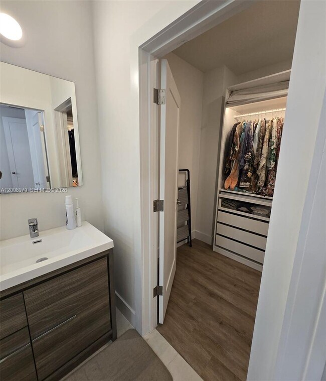 Building Photo - 5503 W Oak Wy