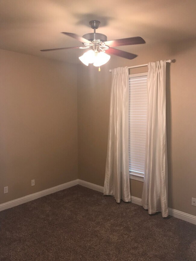 Building Photo - Summer Breeze