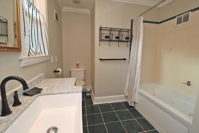 Building Photo - Updated 3 bedroom 2.5 bath home in Sherwood Forest