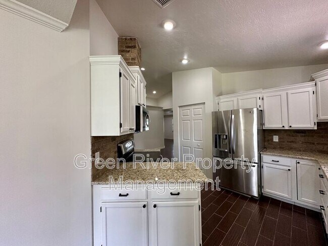 Building Photo - 3288 Deerfield Pointe Dr