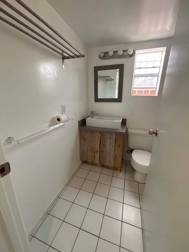 Building Photo - 915 Broadway St