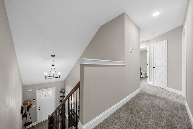 Building Photo - Like New Home Minutes from Fort Campbell!