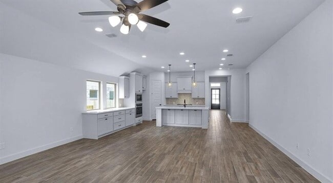 Building Photo - 535 Oakview Bend Dr