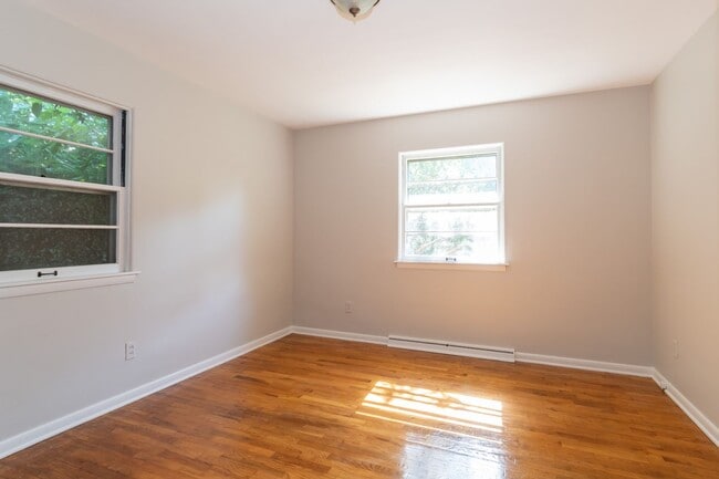 Building Photo - 3 bedroom 1.5 bath 1668 Sqft home just 1 m...