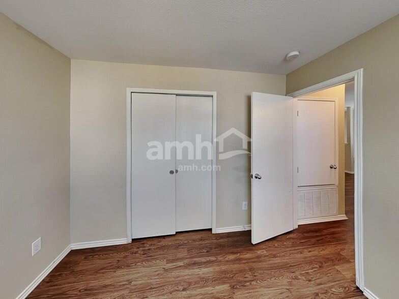 Building Photo - 9227 Mare Country